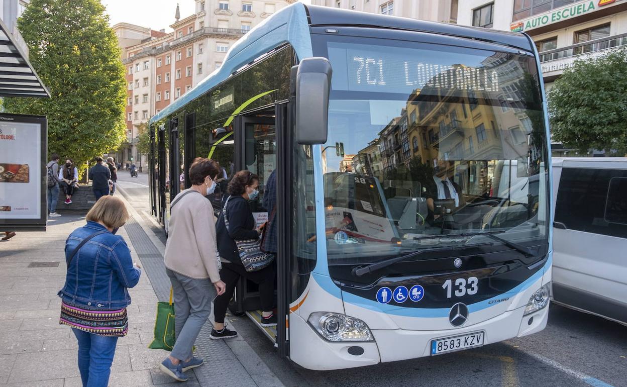 Usuarios del Transporte Urbano de Santander (TUS) suben a un autobús en la parada ubicada frente al Ayuntamiento. 