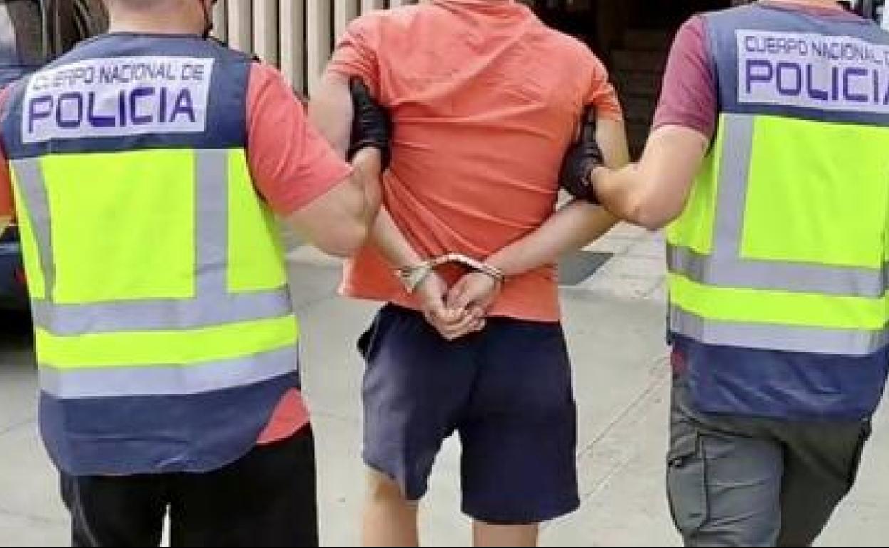 Momento de la detención del hombre por agentes de la Policía Nacional.