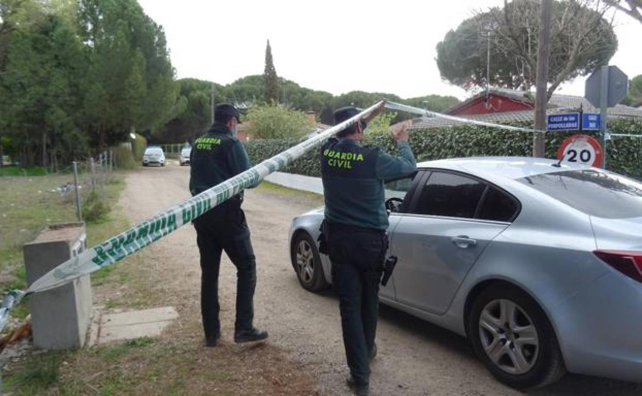 Control de acceso de la Guardia Civil durante el registro del chalé de Óscar en El Romeral.