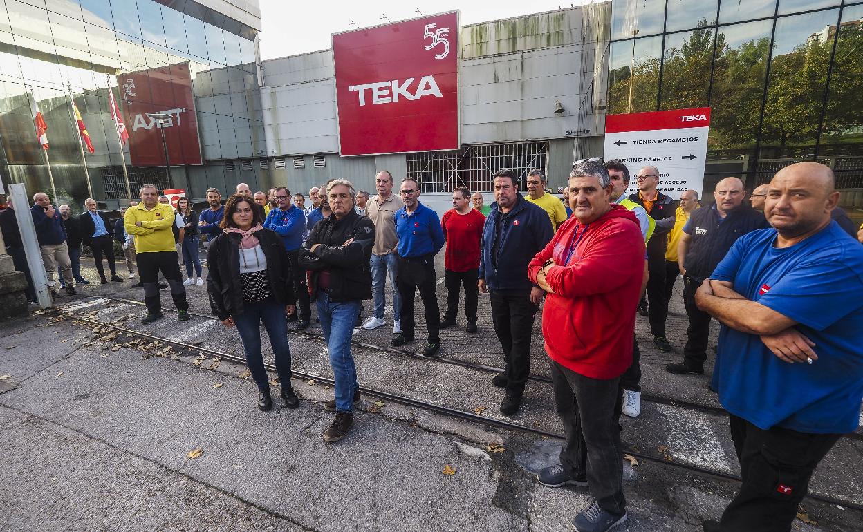 Concentración de trabajadores de TEKA en la fábrica de Santander, ayer, por el despido de dos empleados que conforman un matrimonio.