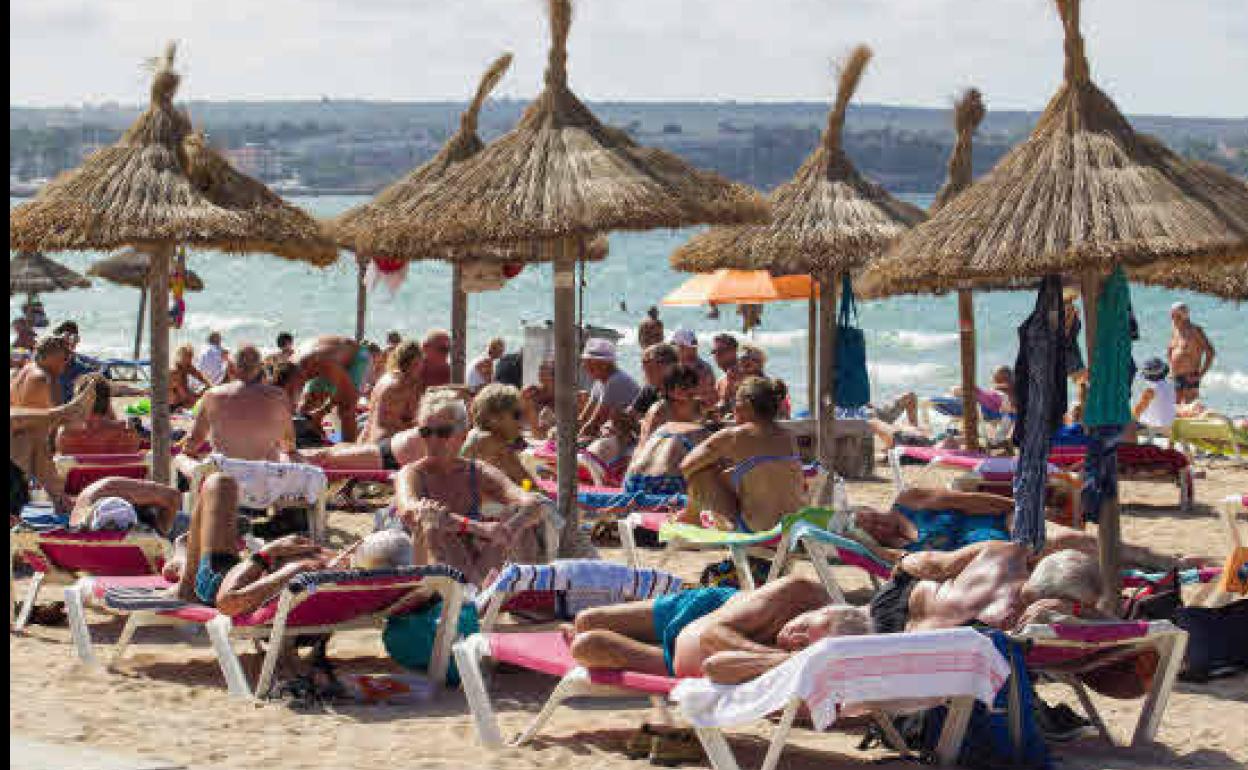 Turistas en una playa. 