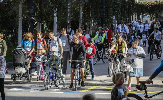 Imagen principal - Cinco mil personas se echan a la calle en Torrelavega en contra de las adicciones