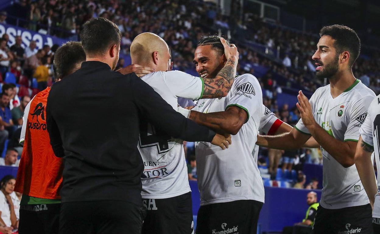 Mboula, Pombo y Rubén Alves, entre otros, celebran el gol del Racing frente al Levante. 