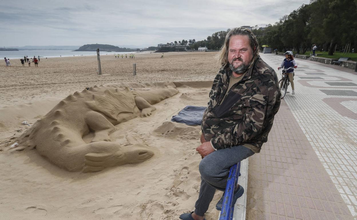 El alemán Haggi Schumacher, junto a su escultura de arena, en la Segunda Playa. 