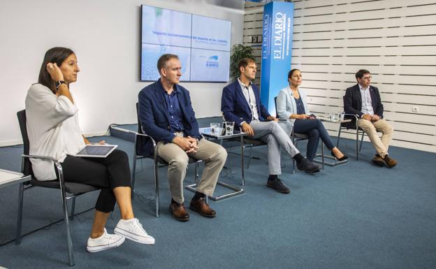 Saray Ceballos, periodista de El Diario Montañés, César Anievas, director de Fundación Real Racing Club, Enrique Conde, presidente de CEOE-Cepyme Cantabria, África Álvarez, directora del Instituto Internacional de Excelencia y Felipe Pérez Manso, concejal de Deportes del Ayuntamiento de Santander.