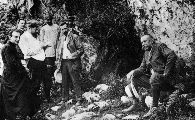 La visita de 1909. Alberto I de Mónaco (a la derecha), junto a la entrada a la cueva de El Castillo, en Puente Viesgo, acompañado, entre otros, por los arqueólogos Henri Breuil, Hugo Obermaier y Hermilio Alcalde del Río. 