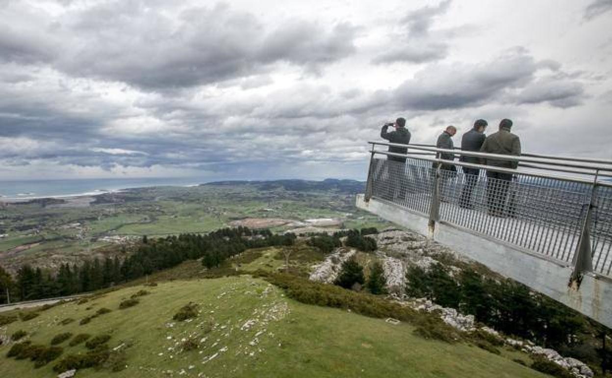 Panorámica del entorno de Peña Cabarga desde el mirador del pico Llen, en la cima de la montaña que preside la bahía de Santander. 