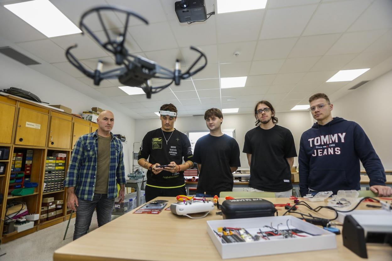 Vicente Molleda, Íñigo Fernández, Maksim Dziarko, Guillermo Zerón y Roberto Pérez, ayer, en una de las clases. 