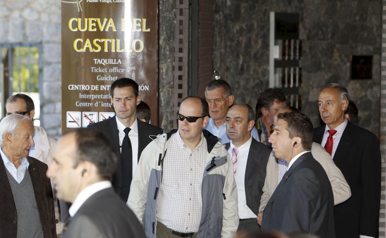 Alberto de Mónaco, en su anterior visita a la Cueva del Castillo. 