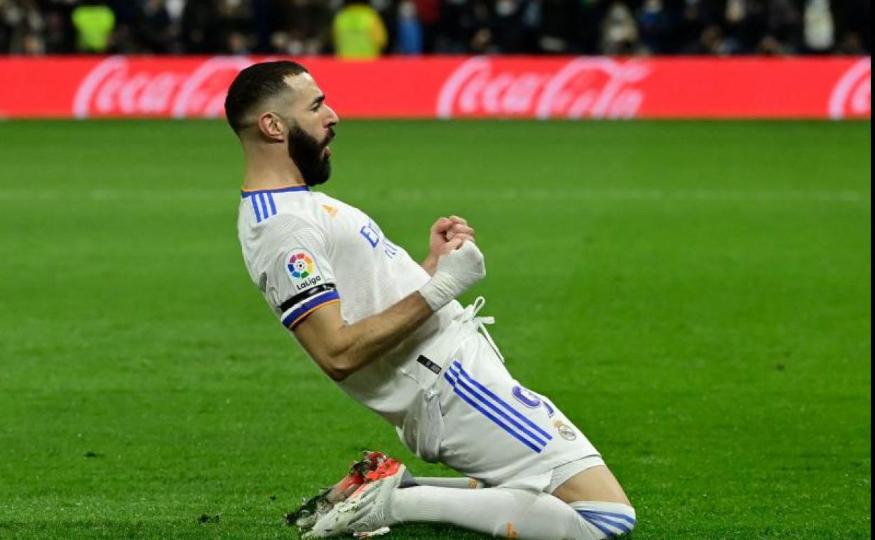 El madridista Karim Benzema celebra uno de sus goles. 