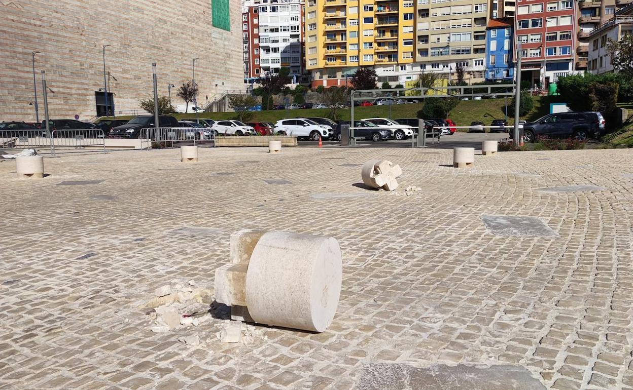 Dos luces que señalizan el acceso al parking del Palacio de Festivales han aparecido rotas esta mañana.