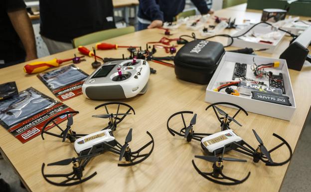 Drones y equipos técnicos que manejan los alumnos. 