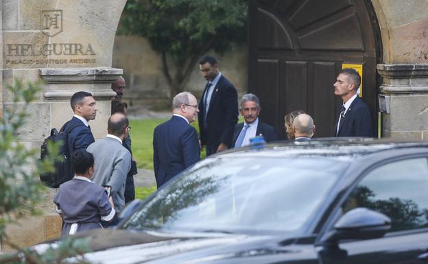 Imagen. La llegada de Alberto de Mónaco al Hotel Palacio de Helguera de Las Presillas.