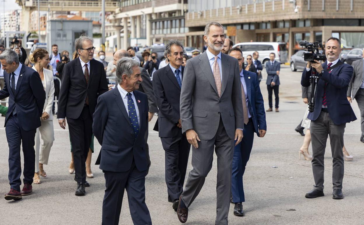 Felipe VI, en Santander, acompañado del presidente regional, Miguel Ángel Revilla. 