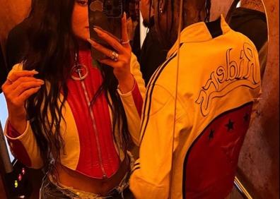 Imagen secundaria 1 - Kendal Jenner, Travis Scott y Hailey Bieber con chaqueta motera.