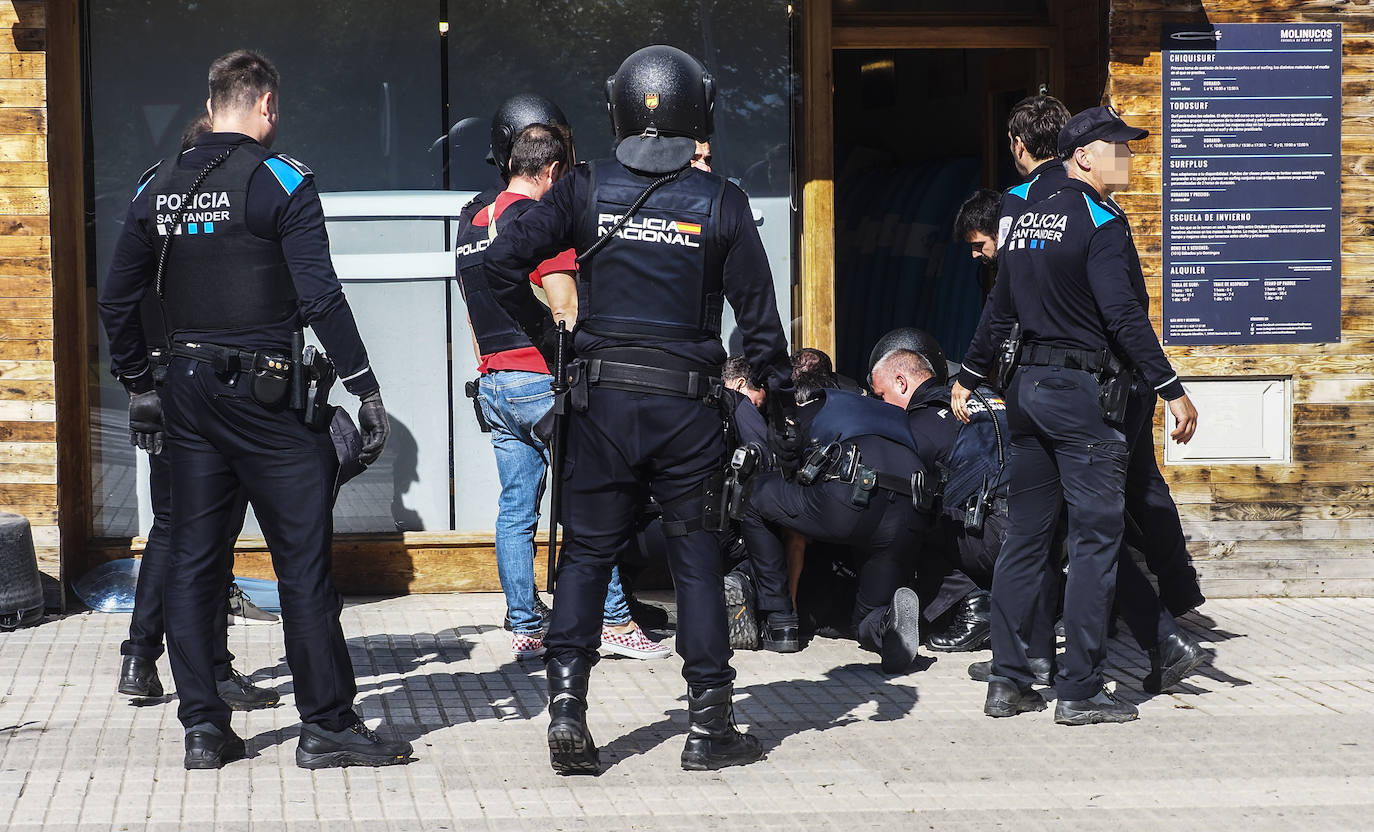 Ante la mirada atónita de los curiosos, los efectivos policiales redujeron al hombre y lo trasladaron hasta un coche patrulla y se lo llevaron.