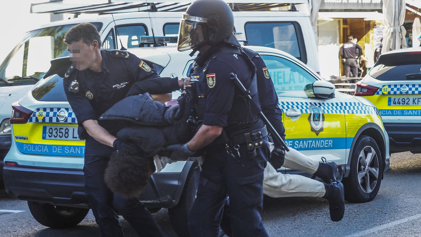 Ante la mirada atónita de los curiosos, los efectivos policiales redujeron al hombre y lo trasladaron hasta un coche patrulla y se lo llevaron.