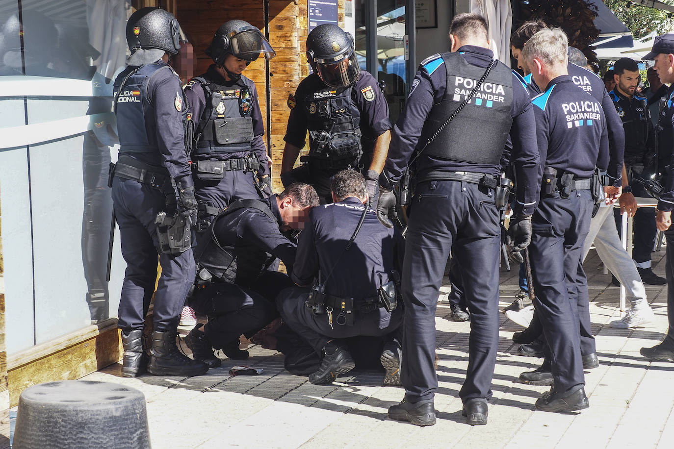 Ante la mirada atónita de los curiosos, los efectivos policiales redujeron al hombre y lo trasladaron hasta un coche patrulla y se lo llevaron.