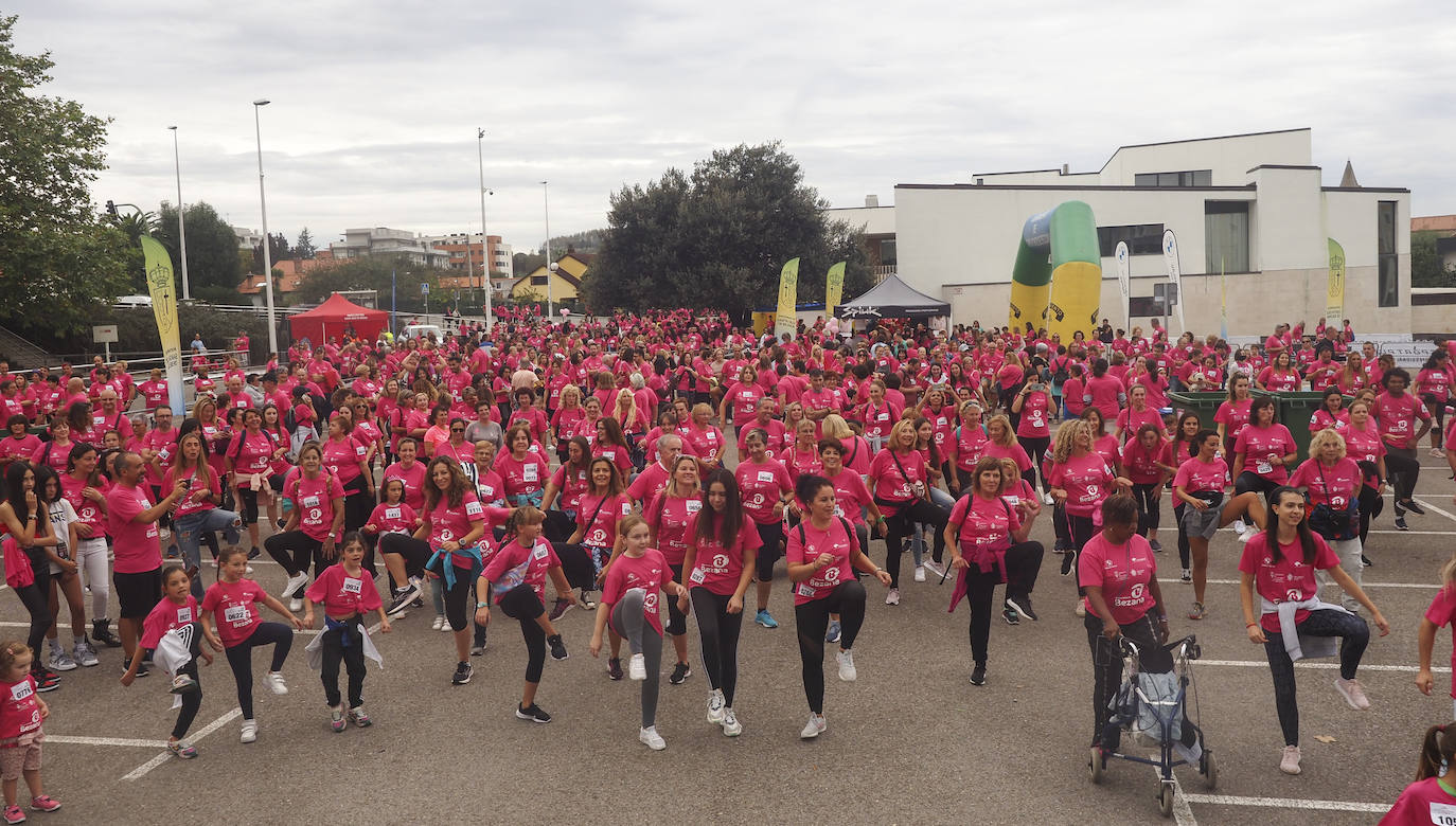 Mujeres, hombres y niños participaron en la XV Carrera de la Mujer de Bezana, que se reanudó este sábado después de dos años de parón por la pandemia. 