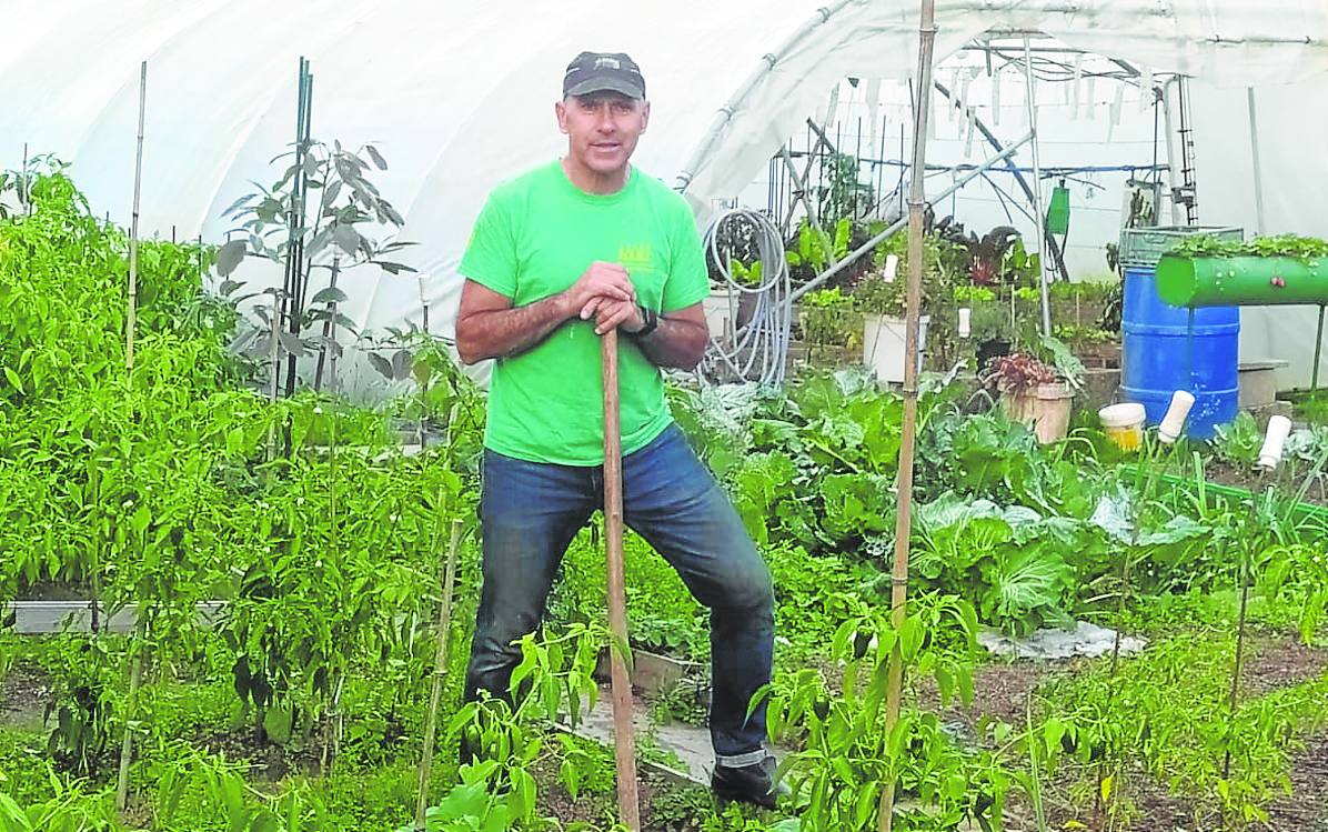 Manuel Bada, en su huerto urbano ubicado en Solares. 