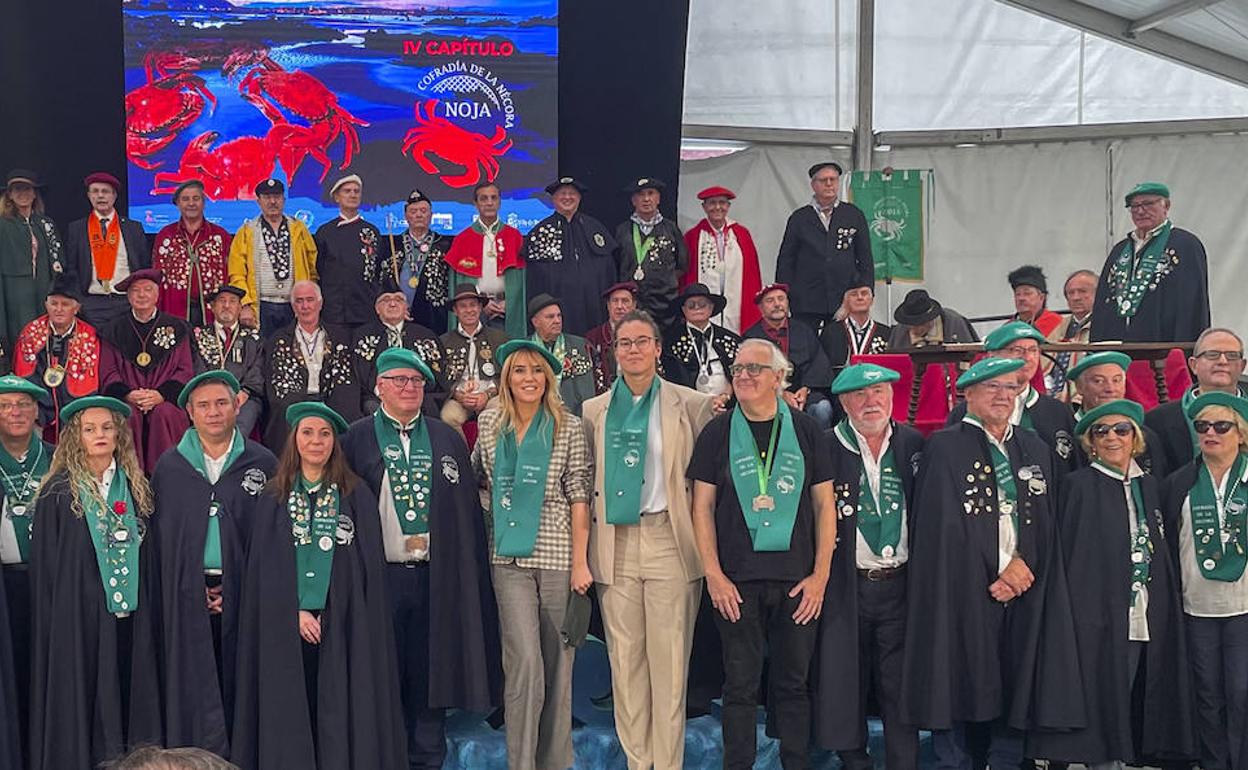 Raquel Meroño (en el centro de la foto), una vez nombrada cofrade de honor, junto al resto de galardonados e integrantes de las cofradías gastronómicas.