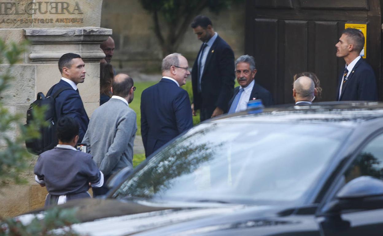 La comitiva, a su llegada al Hotel Palacio de Helguera (Las Presillas), donde dormirá esta noche.