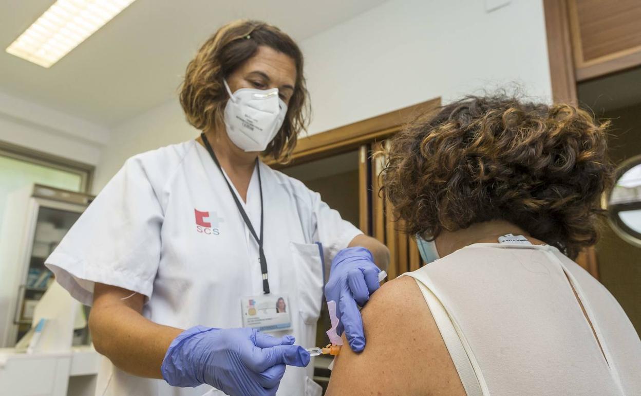 Una enfermera en el Centro de Salud de Tetuán, de Santander, el primer día de la campaña de vacunación contra la gripe.