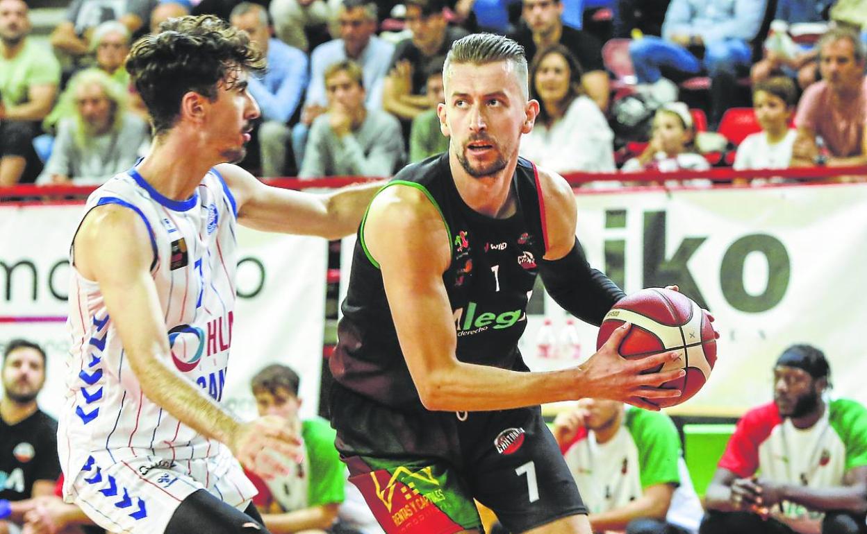 Mirza Bulic, del Alega, protege el balón ante un rival el HLAAlicante.