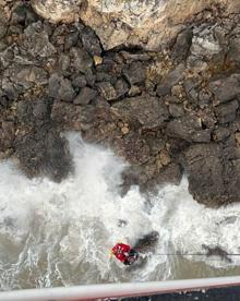 Imagen secundaria 2 - Rescatado en helicóptero tras quedarse atrapado por la marea entre Noja y Santoña