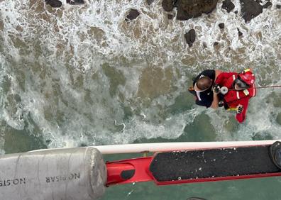 Imagen secundaria 1 - Rescatado en helicóptero tras quedarse atrapado por la marea entre Noja y Santoña