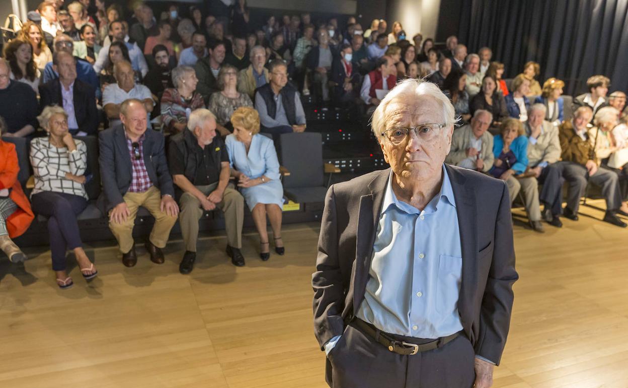 López Ayerdi estuvo acompañado de familiares y amigos en la inauguración de su exposición.