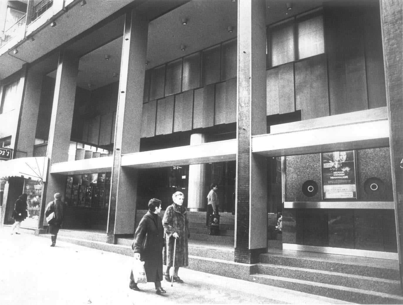 Fachada del cine en el año 1989.