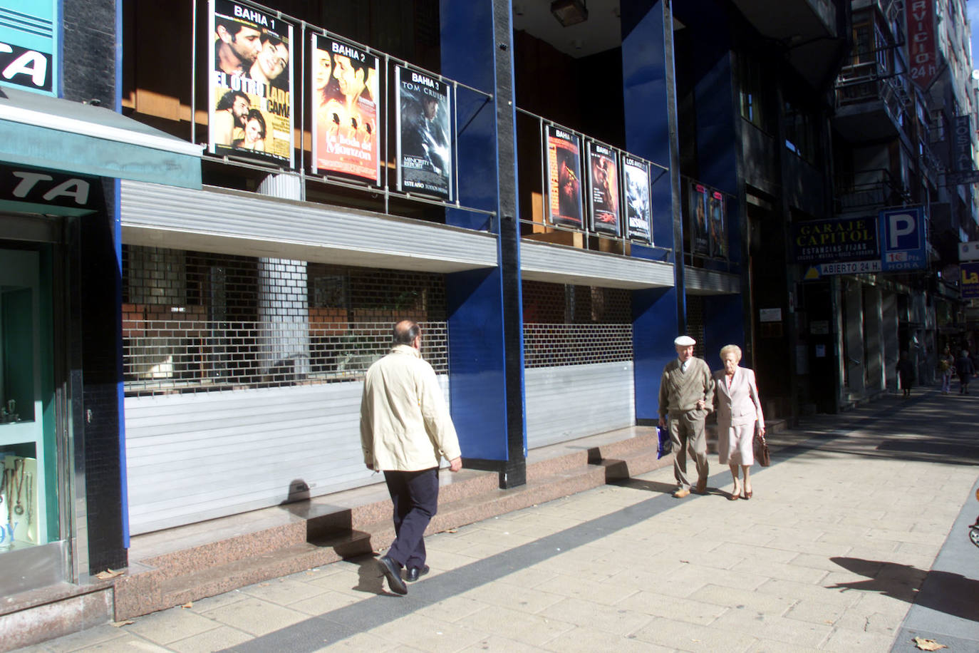 La fachada del cine, con los carteles de las películas, fue durante décadas un clásico en el centro de la capital cántabra.