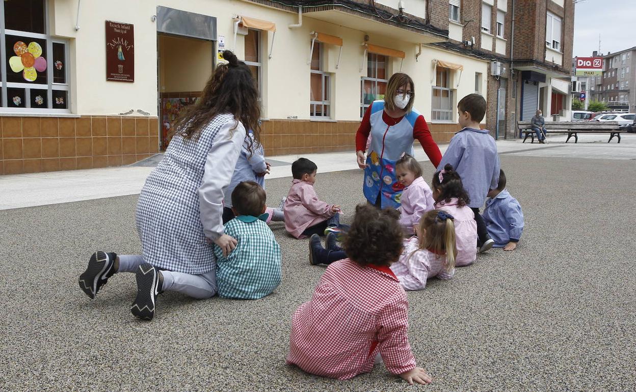 Imagen de archivo de profesoras y alumnos de la Escuela Infantil Municipal Anjana de Torrelavega.