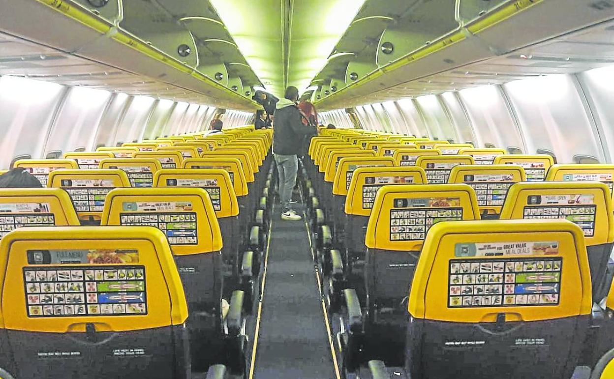 Imagen del interior del avión, prácticamente vacío pocos minutos antes de despegar. 