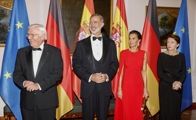 Los Reyes posan antes de la cena de gala con el presidente alemán, Frank-Walter Steinmeier, y la primera dama. 