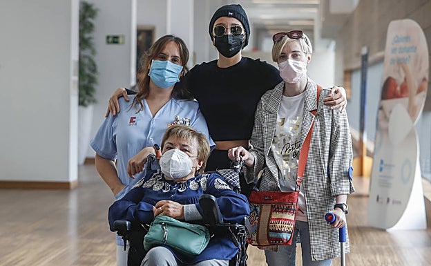 Patricia Martínez, Benita Hernández y Alicia Cala, pacientes con dolor crónico, posan junto a Lidia González (de negro) en el Hospital de Valdecilla.