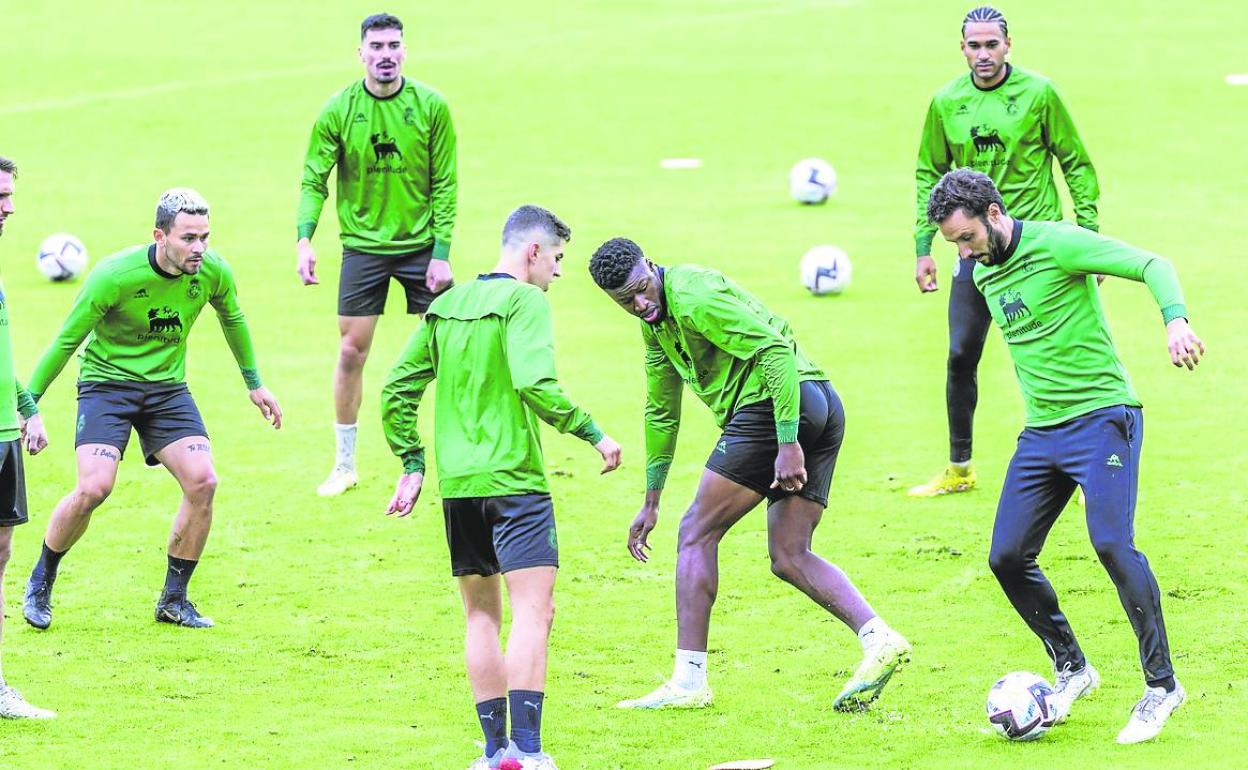 Rondo durante un entrenamiento del Racing en La Albericia esta temporada. 