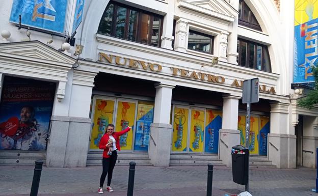 En la puerta del Nuevo Teatro Alcalá de Madrid, donde se grabaron las audiciones.