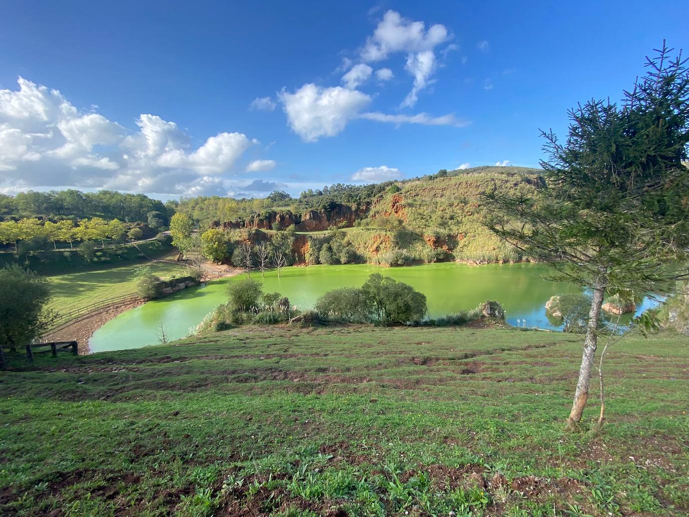 Fotos: El lago verde aceituna de Cabárceno