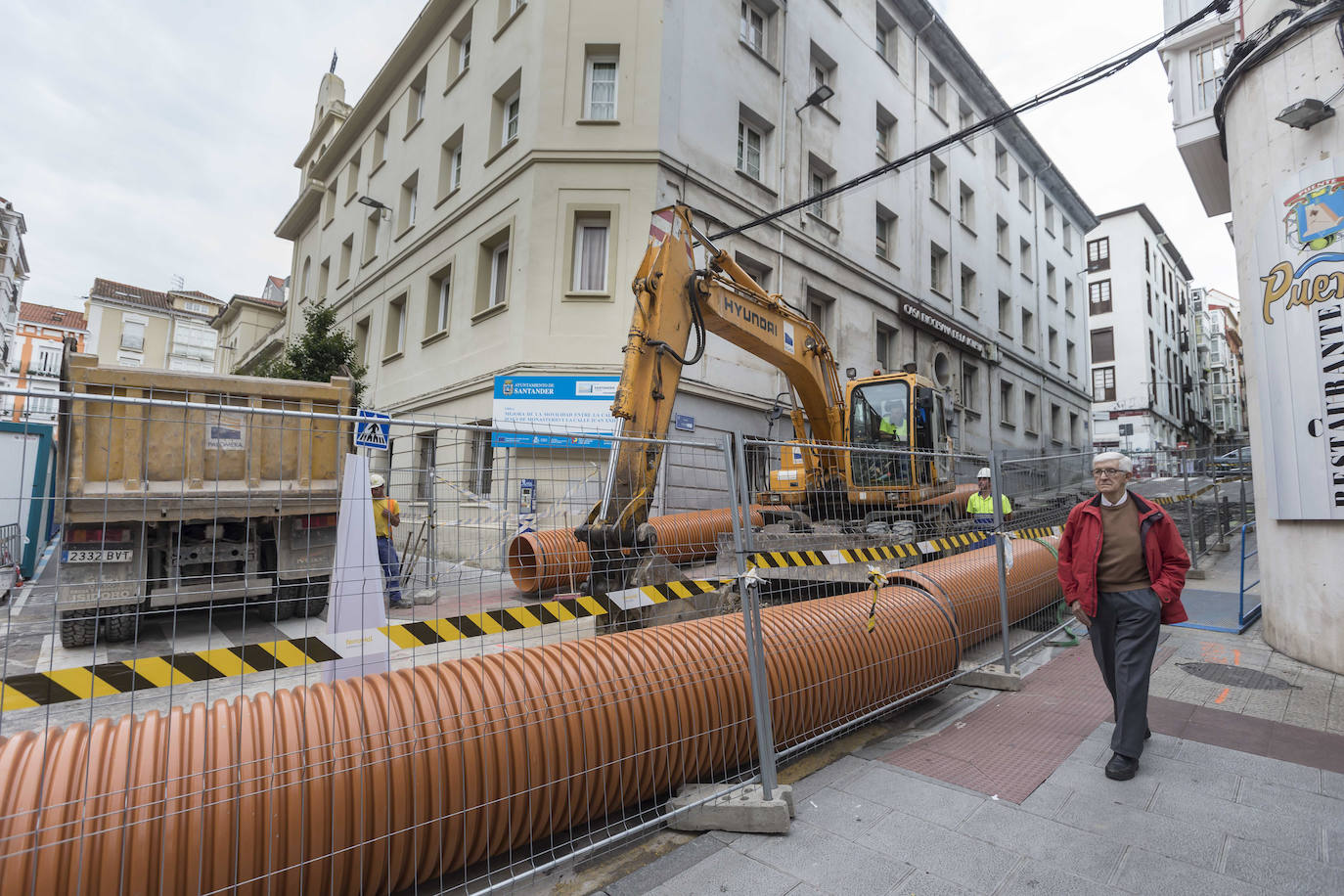 Fotos: Comienzan las obras de las rampas mecánicas entre Jesús de Monasterio y Juan XXIII