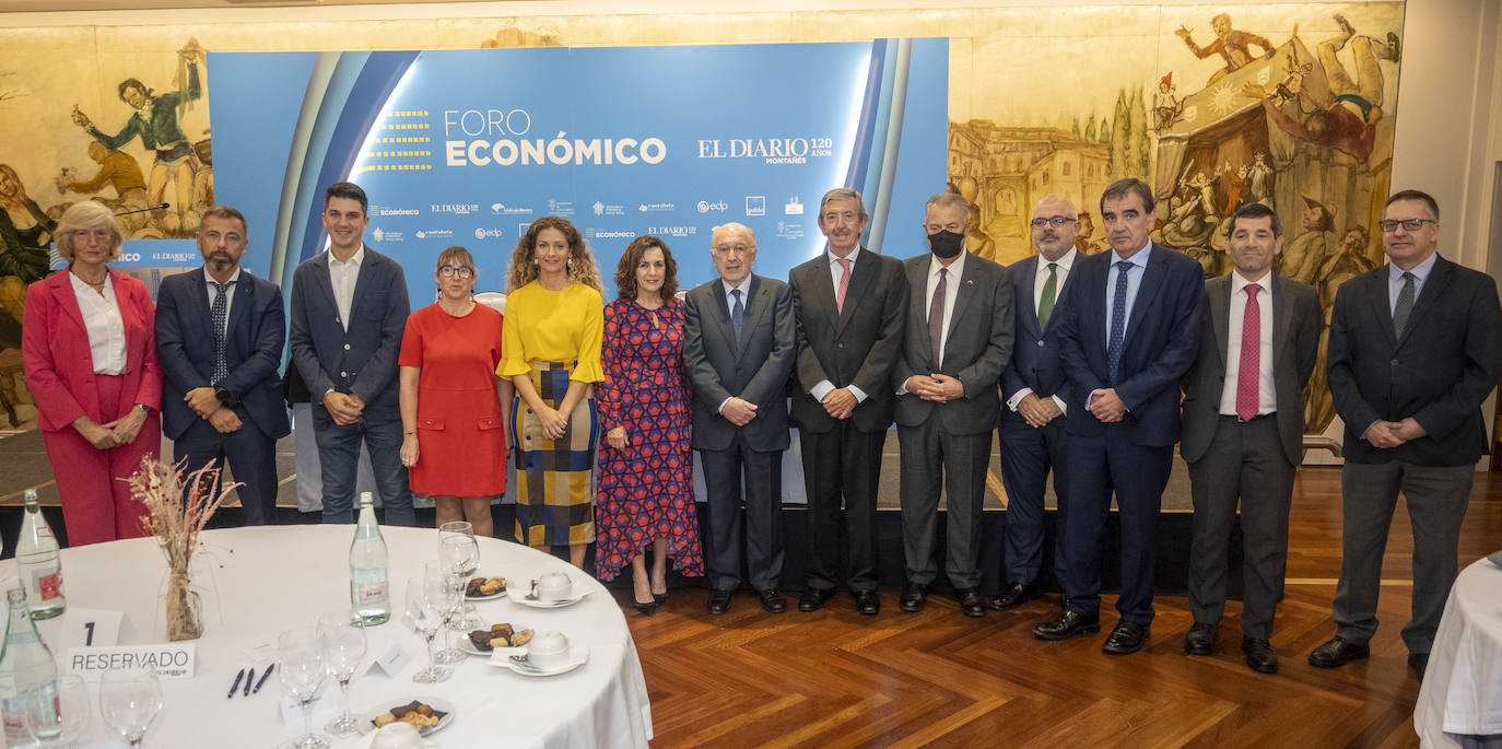 Marina Lombó (izquierda), José Luis Varea, Daniel Fernández, Eugenia Gómez de Diego, Ainoa Quiñones, Ana Belén Álvarez, Joaquín Almunia, Luis Revenga, Joaquín Gómez, Luis Manuel Taboada, Ignacio Pérez, Francisco Hevia e Íñigo Noriega.