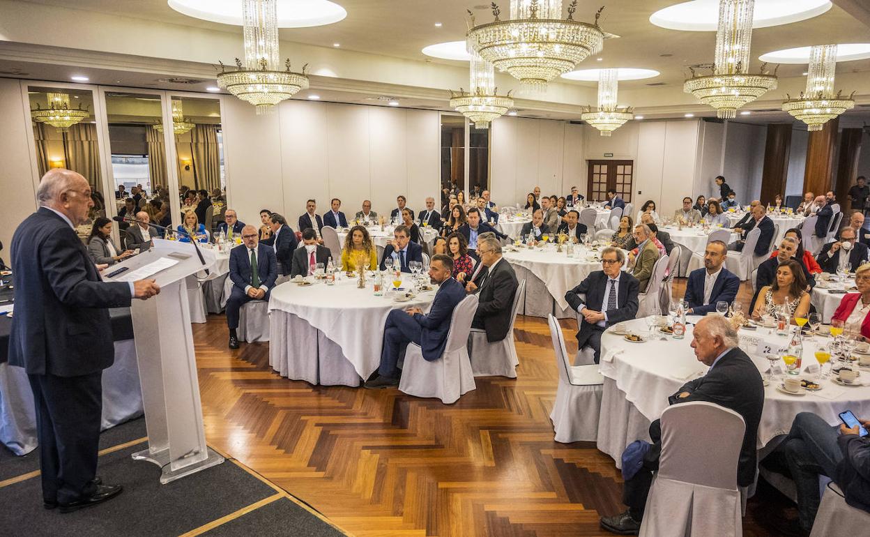 Un momento de la conferencia de Almunia, en el Hotel Bahía. 