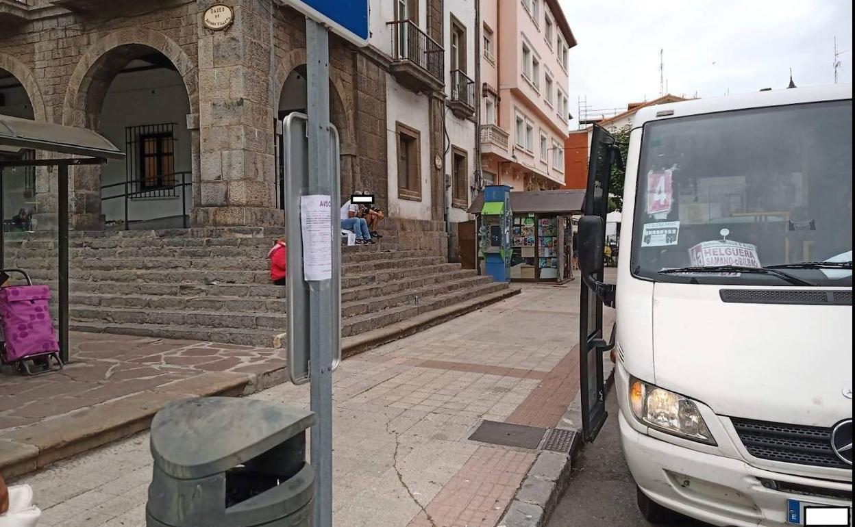 Un autobús del servicio de transporte urbano realizando el servicio 