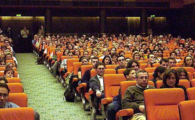 Imagen principal - 1. Vista del patio de butacas de la histórica sala, referencia de la exhibición cinematográfica en Santander desde los años 60. | 2. Última función en el Capitol en 2002. | 3. Angel Cuadrado, 33 años al frente de la cafetería del cine.