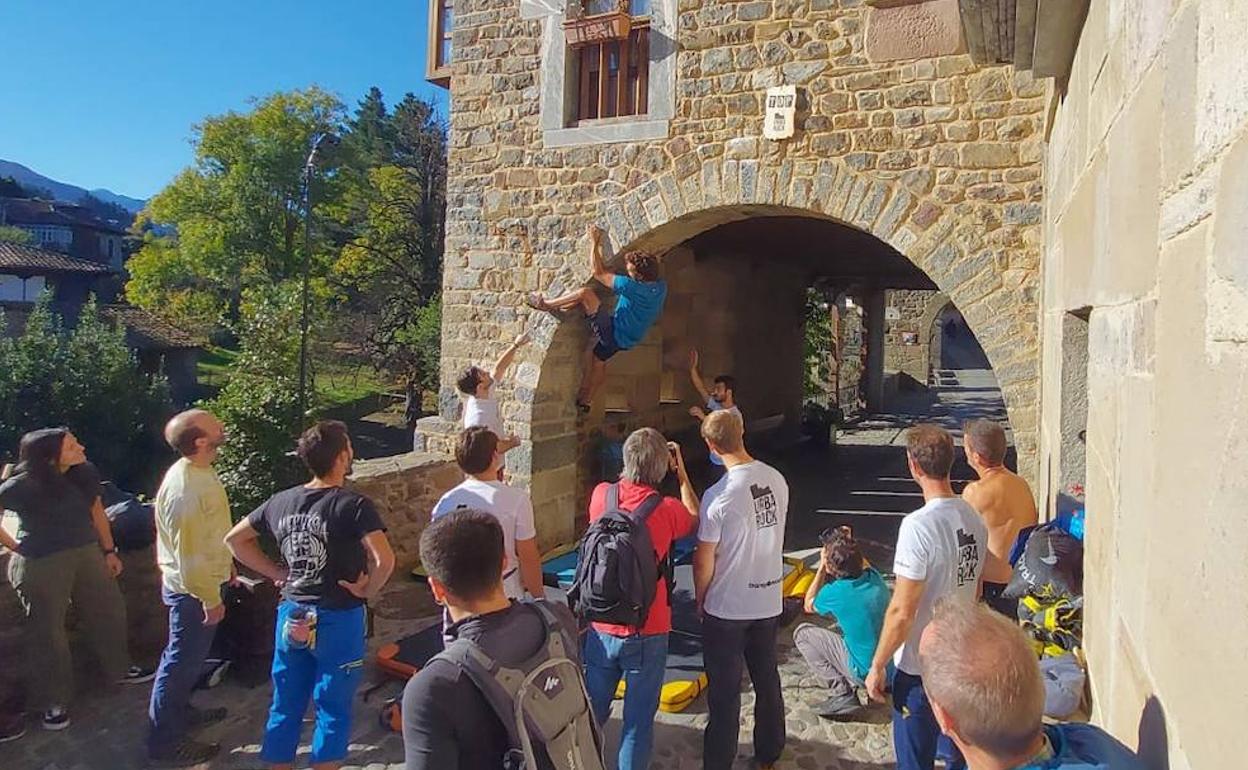 Imagen de la prueba de Urbanrock que se celebró el año pasado en el barrio del Sol de Potes.