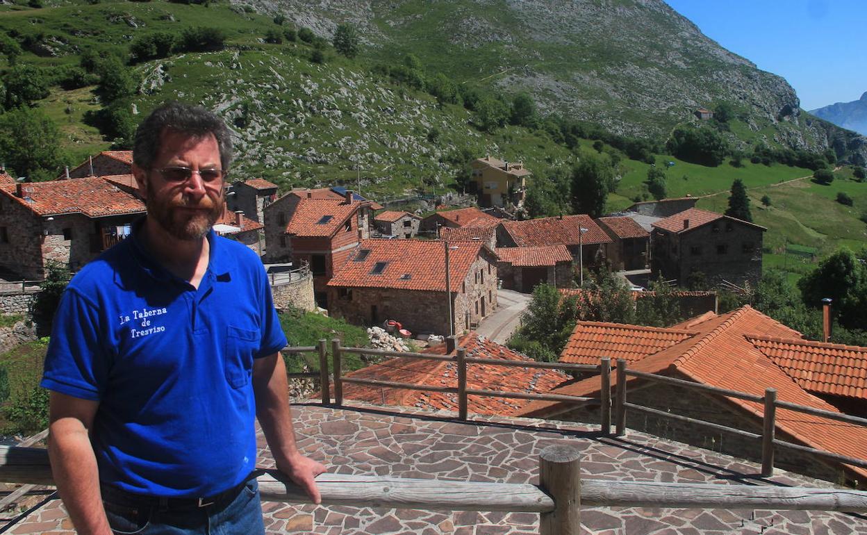 El alcalde, Francisco Javier Campo, con el pueblo de Tresviso al fondo.