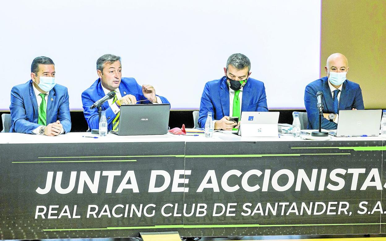 Pedro Ortiz, Alfredo Pérez, David González-Pescador y Manuel Gómez, durante la última Junta de Accionistas. 