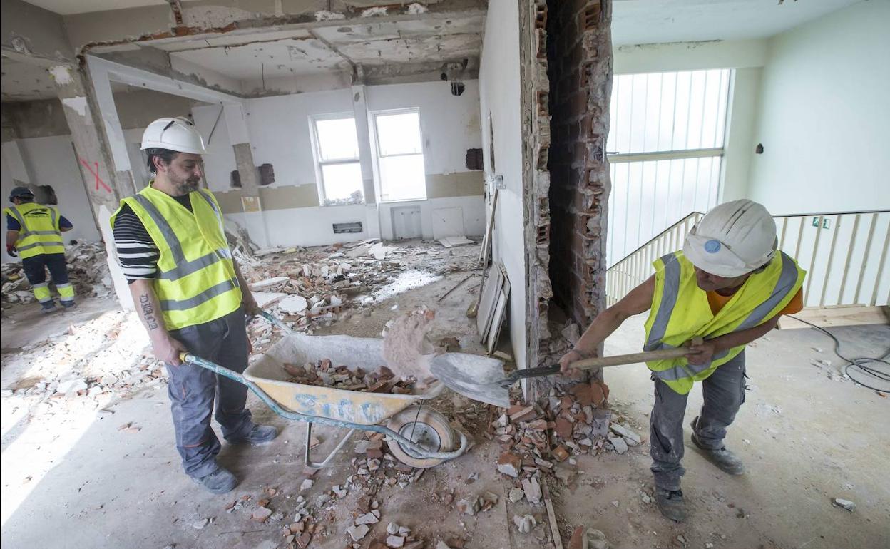 Operarios durante las obras que se están acometiendo en la infraestructura cultural santanderina.