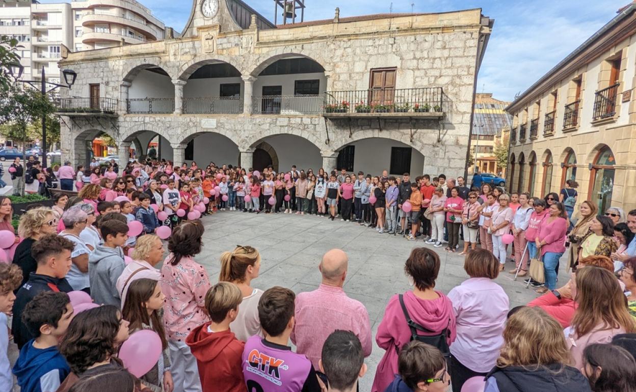 Laredo se enlaza contra el cáncer de mama